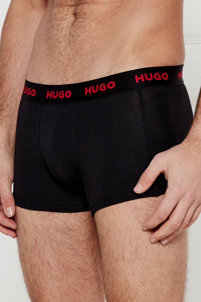 Hugo ανδρικά βαμβακερά 3pack boxers σε μαύρο και κόκκινο χρώμα και με σχέδιο στο ένα μποξεράκι 50532611-009