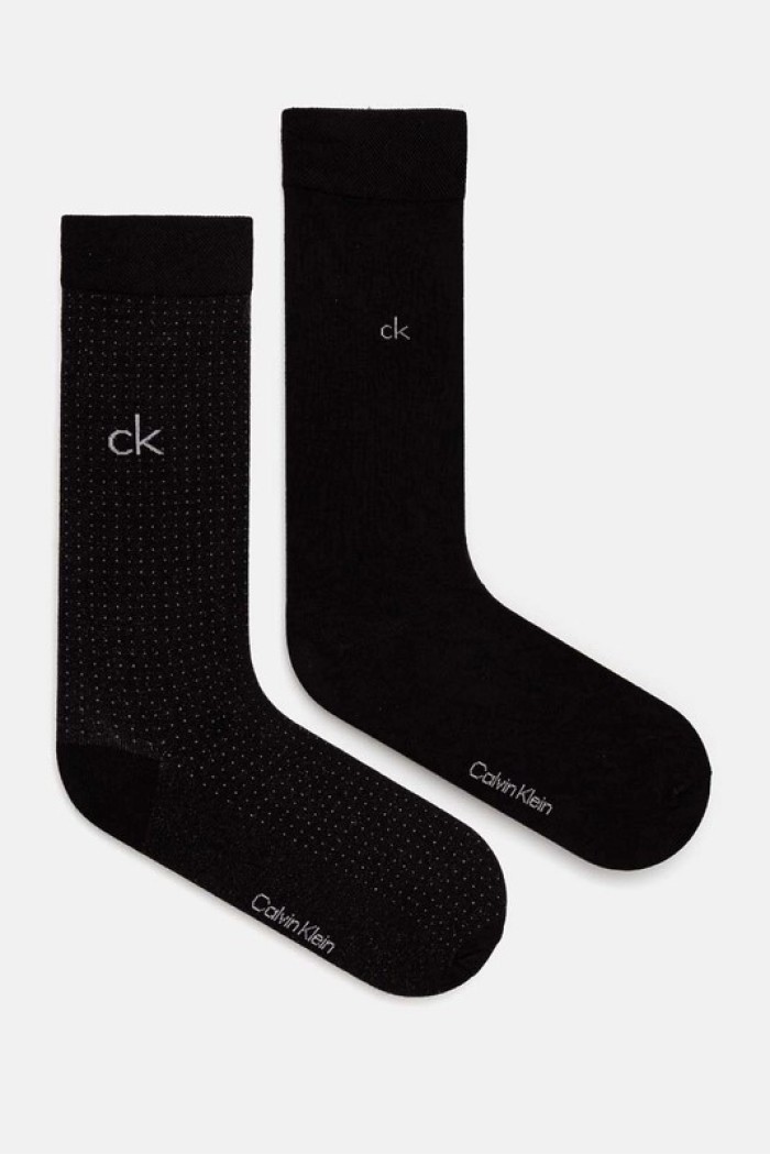 Calvin Klein ανδρικές κάλτσες 2pack βαμβακερές ψηλές σε μάυρο χρώμα, ένα μονόχρωμο και ένα με σχέδιο 701229432 001
