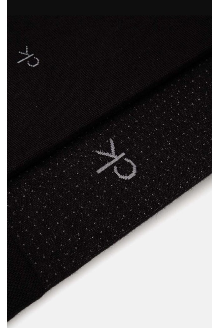 Calvin Klein ανδρικές κάλτσες 2pack βαμβακερές ψηλές σε μάυρο χρώμα, ένα μονόχρωμο και ένα με σχέδιο 701229432 001