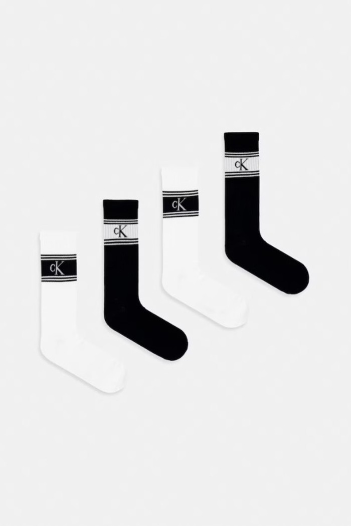 Calvin Klein ανδρικές κάλτσες 4pack βαμβακερές ψηλές, σε λευκό και μαύρο χρώμα με το λογότυπο της εταιρίας (συσκευασία δώρου) 701241210-001