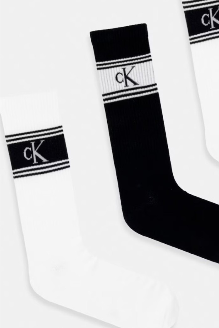 Calvin Klein ανδρικές κάλτσες 4pack βαμβακερές ψηλές, σε λευκό και μαύρο χρώμα με το λογότυπο της εταιρίας (συσκευασία δώρου) 701241210-001