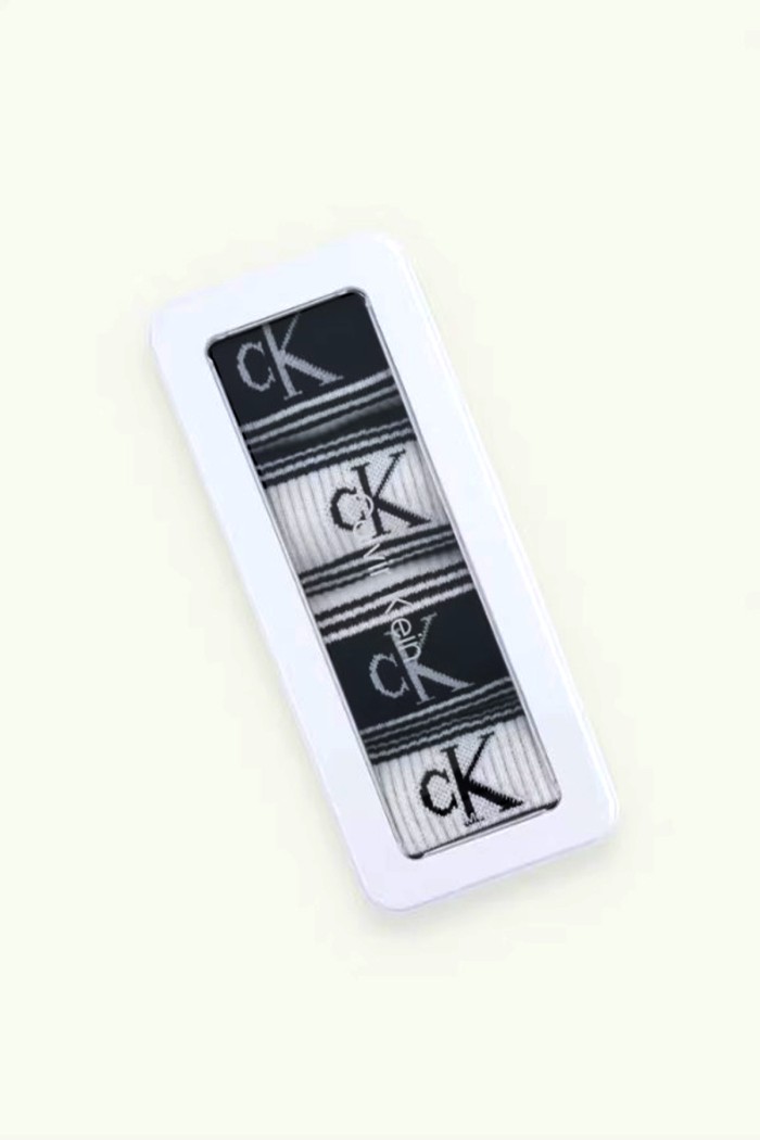 Calvin Klein ανδρικές κάλτσες 4pack βαμβακερές ψηλές, σε λευκό και μαύρο χρώμα με το λογότυπο της εταιρίας (συσκευασία δώρου) 701241210-001