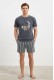 Koza Underwear ανδρική πυτζάμα βαμβακερή  με σορτσάκι σε γκρι χρώμα, με σχέδιο στο επάνω μέρος και ριγέ σορτς. 96%cotton 4%elastane 77624-GREY
