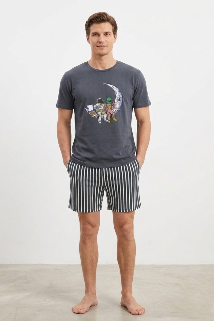 Koza Underwear ανδρική πυτζάμα βαμβακερή  με σορτσάκι σε γκρι χρώμα, με σχέδιο στο επάνω μέρος και ριγέ σορτς. 96%cotton 4%elastane 77624-GREY