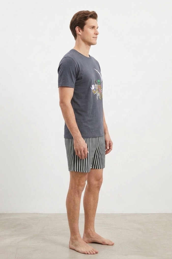 Koza Underwear ανδρική πυτζάμα βαμβακερή  με σορτσάκι σε γκρι χρώμα, με σχέδιο στο επάνω μέρος και ριγέ σορτς. 96%cotton 4%elastane 77624-GREY