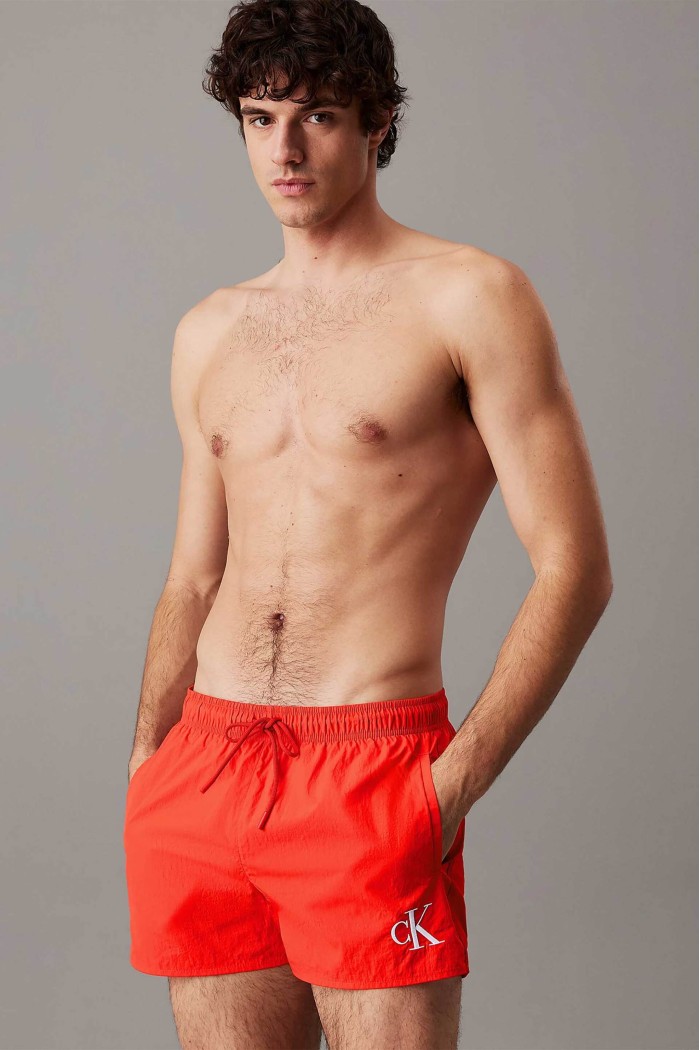 Calvin Klein ανδρικό μαγιό short σε κόκκινο χρώμα με το λογότυπο της εταιρίας στο πλάι KM0KM01100-XM8