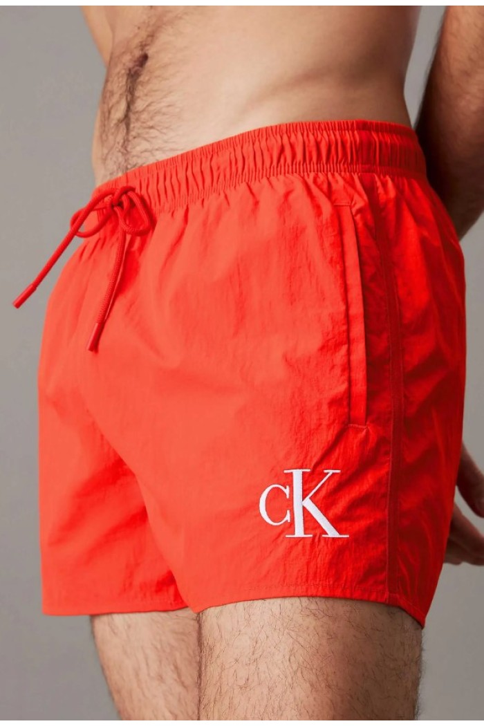 Calvin Klein ανδρικό μαγιό short σε κόκκινο χρώμα με το λογότυπο της εταιρίας στο πλάι KM0KM01100-XM8