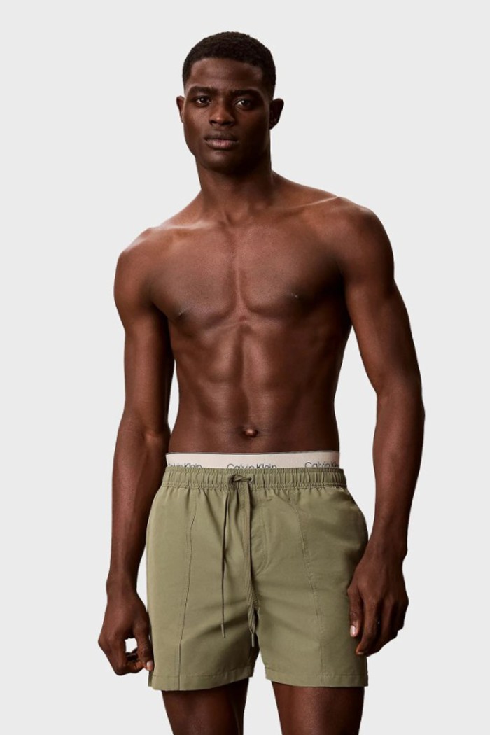 Calvin Klein ανδρικό μαγιό μεσαίου μήκους σε λαδί χρώμα με λάστιχο με το λογότυπο της εταιρείας LV00N61017-LDI
