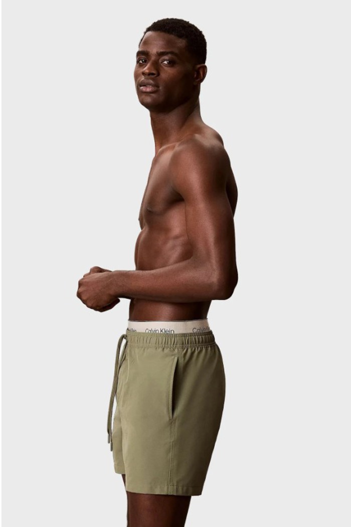Calvin Klein ανδρικό μαγιό μεσαίου μήκους σε λαδί χρώμα με λάστιχο με το λογότυπο της εταιρείας LV00N61017-LDI