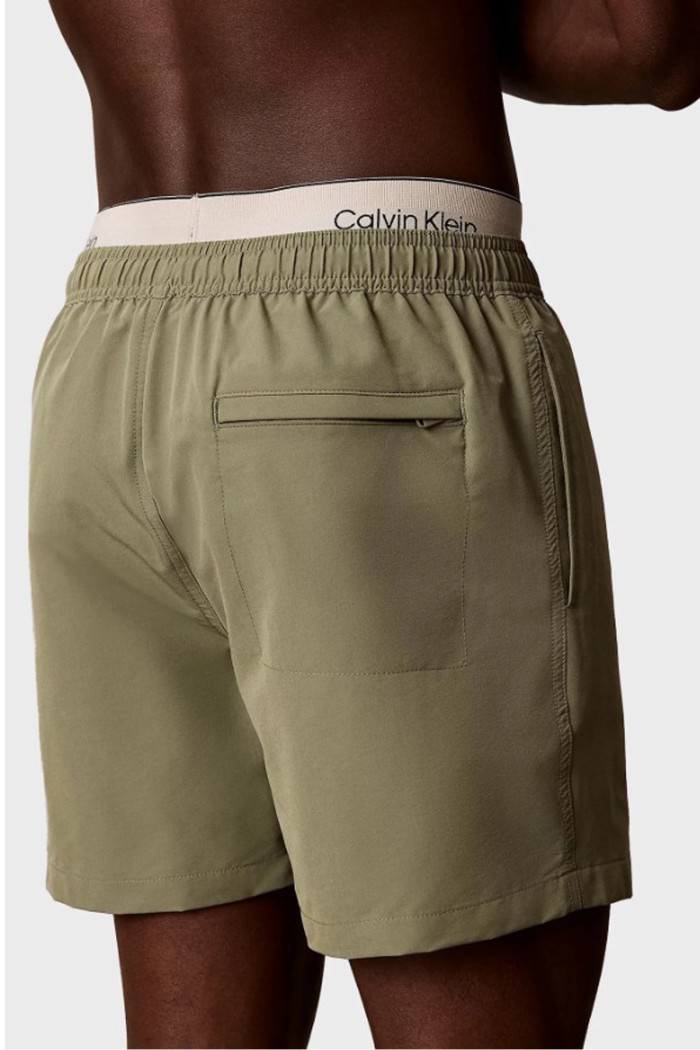 Calvin Klein ανδρικό μαγιό μεσαίου μήκους σε λαδί χρώμα με λάστιχο με το λογότυπο της εταιρείας LV00N61017-LDI