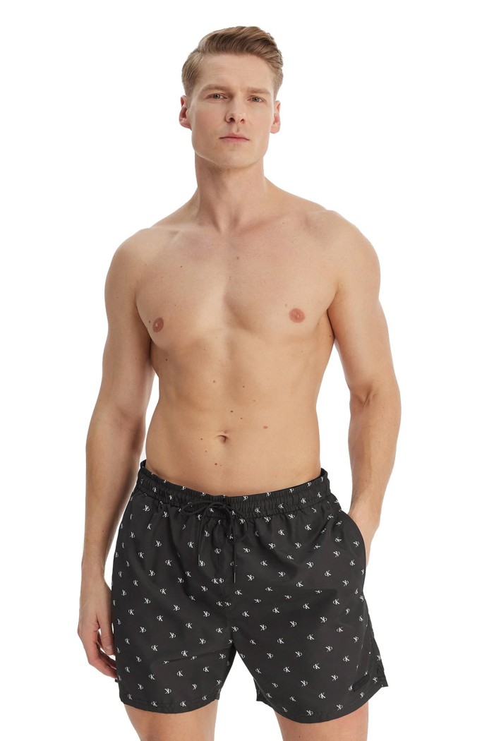 Calvin Klein ανδρικό μαγιό μεσαίου μήκους, σε μαύρο χρώμα με σχέδιο το λογότυπο τησ εταιρείας, κανονική γραμμή 100%polyester LV00N61027-PCS