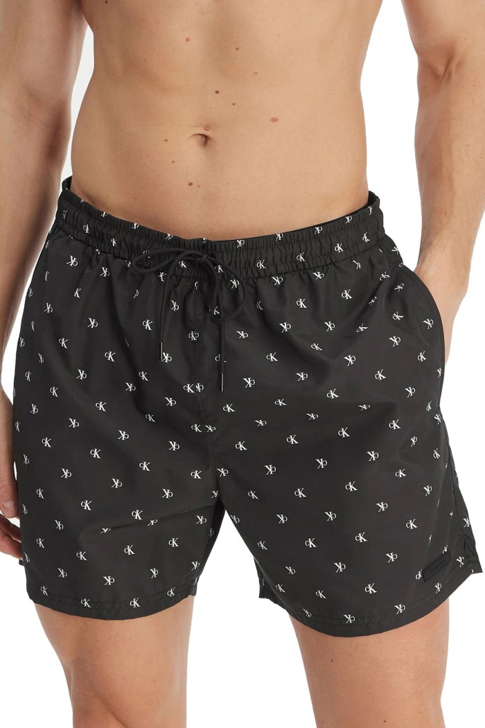 Calvin Klein ανδρικό μαγιό μεσαίου μήκους, σε μαύρο χρώμα με σχέδιο το λογότυπο τησ εταιρείας, κανονική γραμμή 100%polyester LV00N61027-PCS