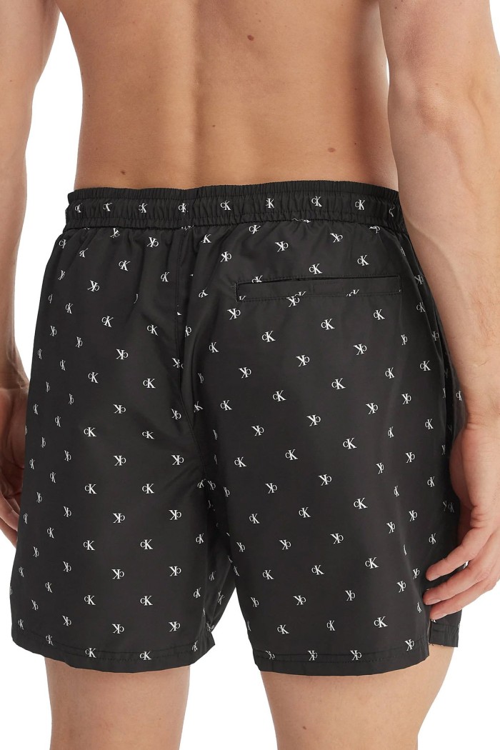 Calvin Klein ανδρικό μαγιό μεσαίου μήκους, σε μαύρο χρώμα με σχέδιο το λογότυπο τησ εταιρείας, κανονική γραμμή 100%polyester LV00N61027-PCS