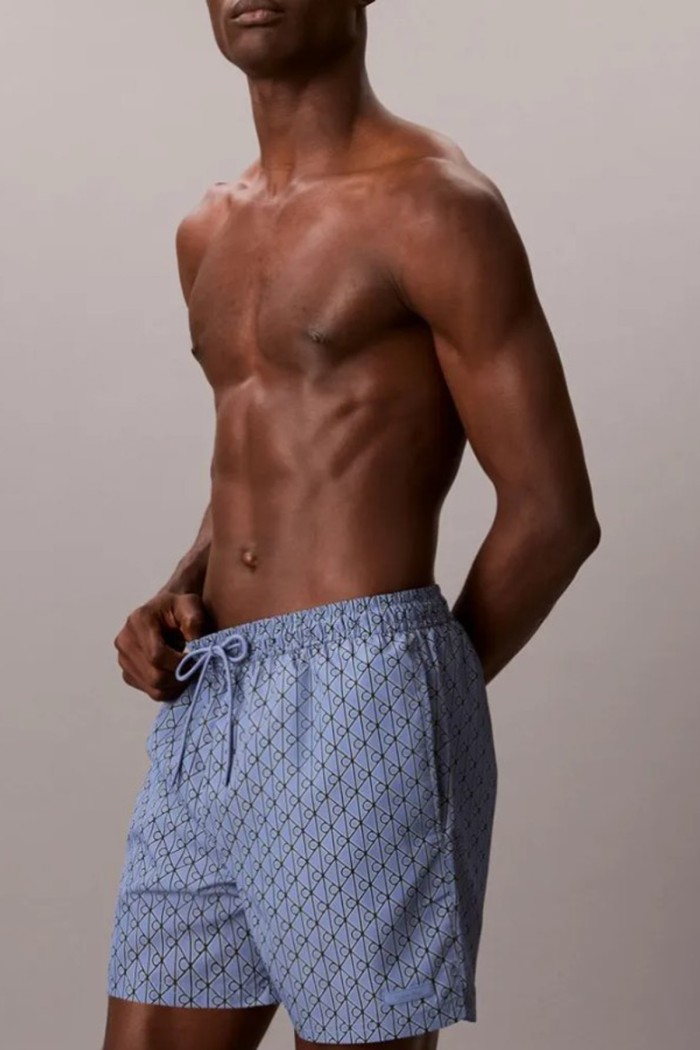 Calvin Klein ανδρικό μαγιό μεσαίου μήκους σε μπλε χρώμα με το λογότυπο της εταιρείας LV00N61028-32W