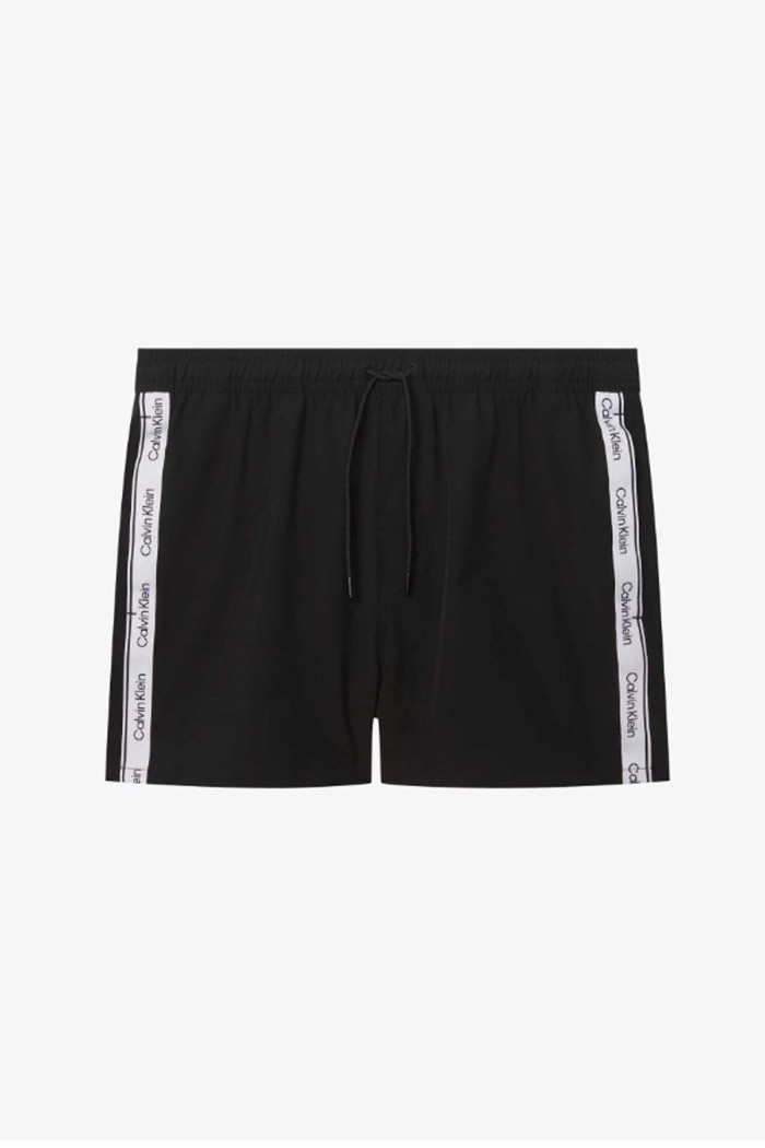 Calvin Klein ανδρικό μαγιό short σε μαύρο χρώμα με το λογότυπο της εταιρείας στο πλάι  LV00N61039-UB1