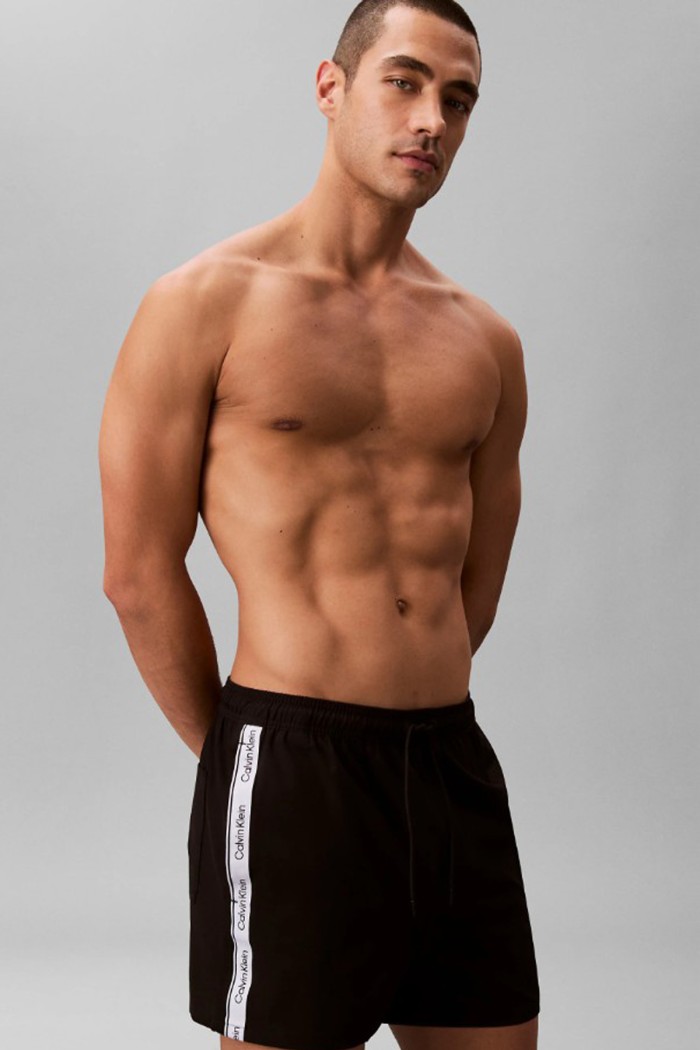 Calvin Klein ανδρικό μαγιό short σε μαύρο χρώμα με το λογότυπο της εταιρείας στο πλάι  LV00N61039-UB1