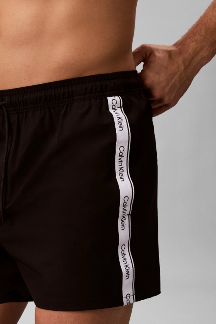 Calvin Klein ανδρικό μαγιό short σε μαύρο χρώμα με το λογότυπο της εταιρείας στο πλάι  LV00N61039-UB1