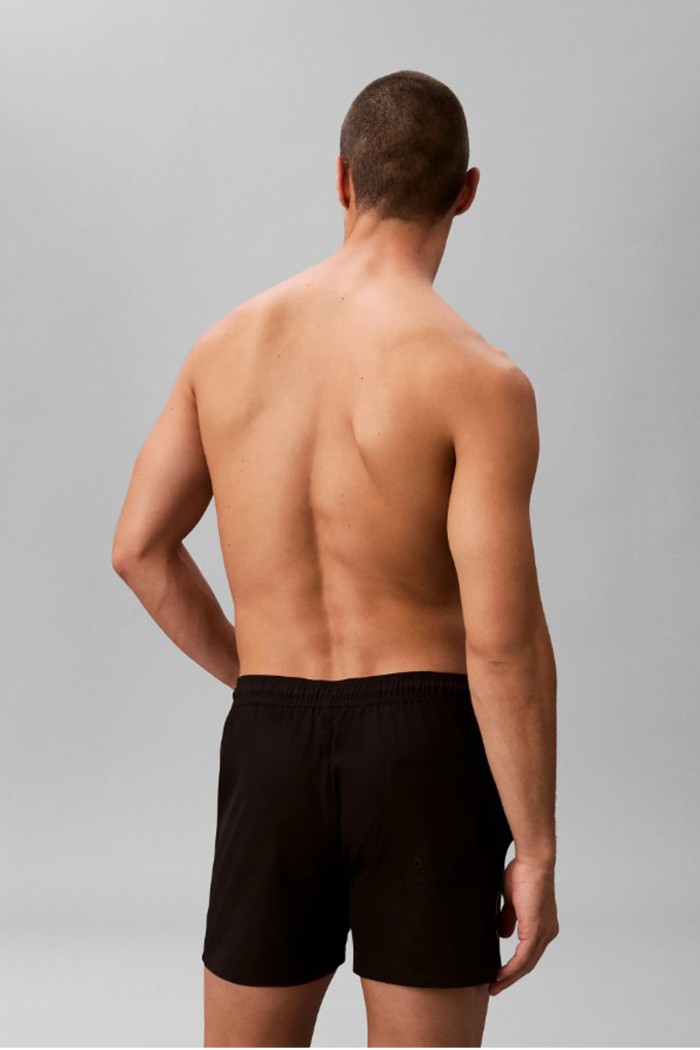 Calvin Klein ανδρικό μαγιό short σε μαύρο χρώμα με το λογότυπο της εταιρείας στο πλάι  LV00N61039-UB1