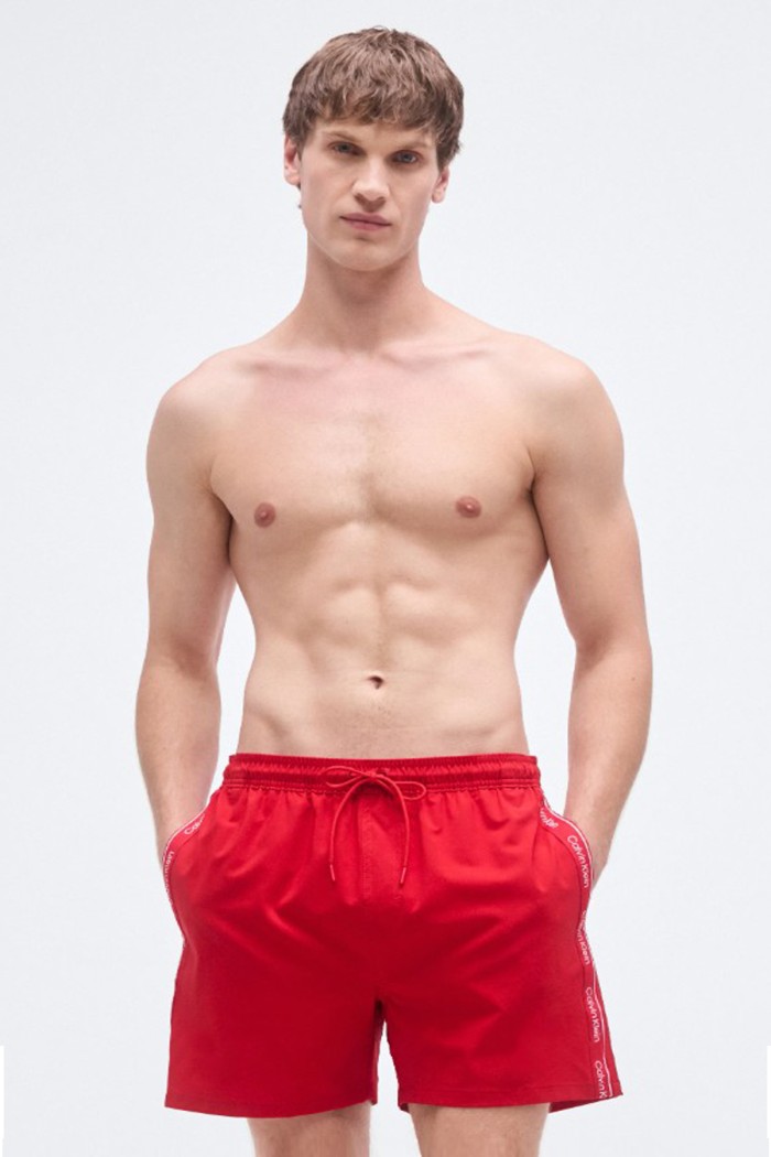 Calvin Klein ανδρικό μαγιό short σε κόκκινο χρώμα με το λογότυπο της εταιρείας στο πλάι LV00N61039-XU9