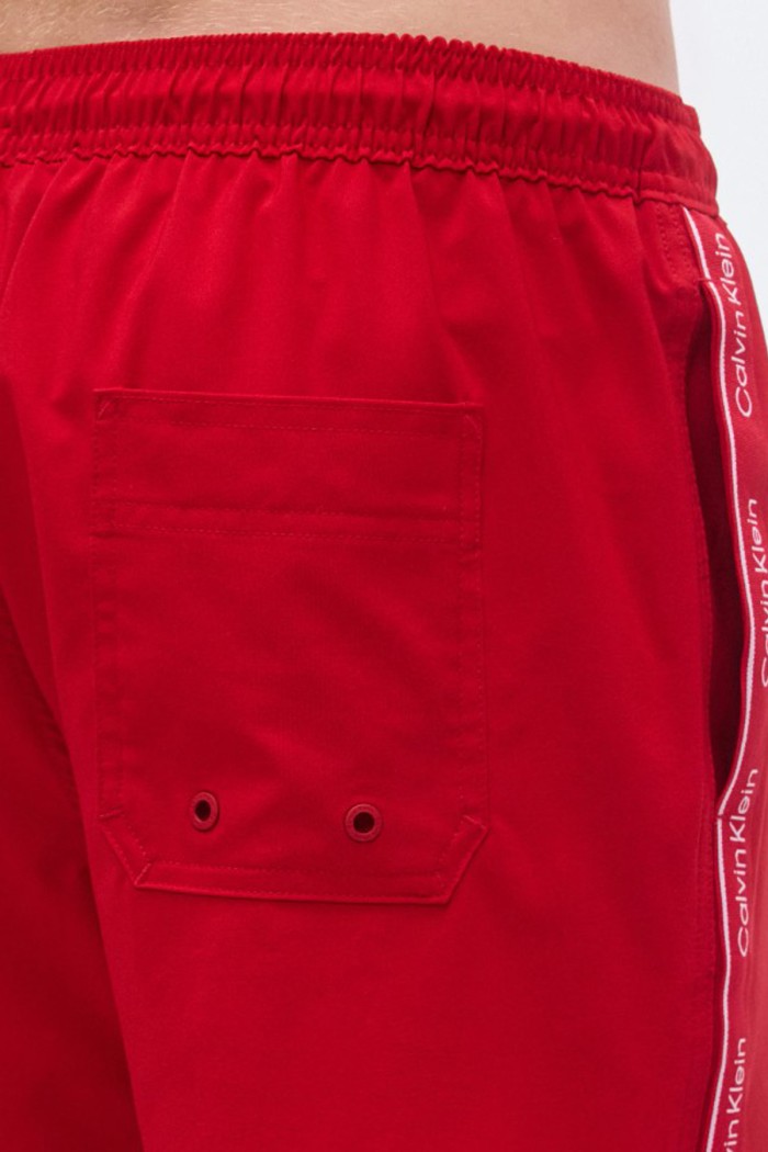 Calvin Klein ανδρικό μαγιό short σε κόκκινο χρώμα με το λογότυπο της εταιρείας στο πλάι LV00N61039-XU9