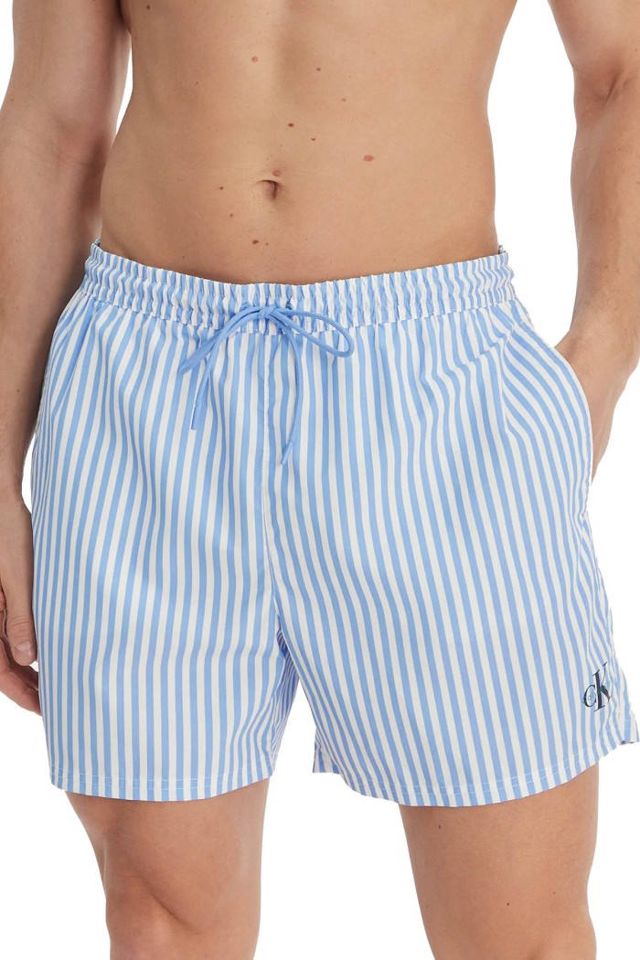 Calvin Klein ανδρικό μαγιό μεσαίου μήκους, ριγέ σχέδιο σε μπλε και λευκό χρώμα, κανονική γραμμή 100%polyester LV00N61045-SNE