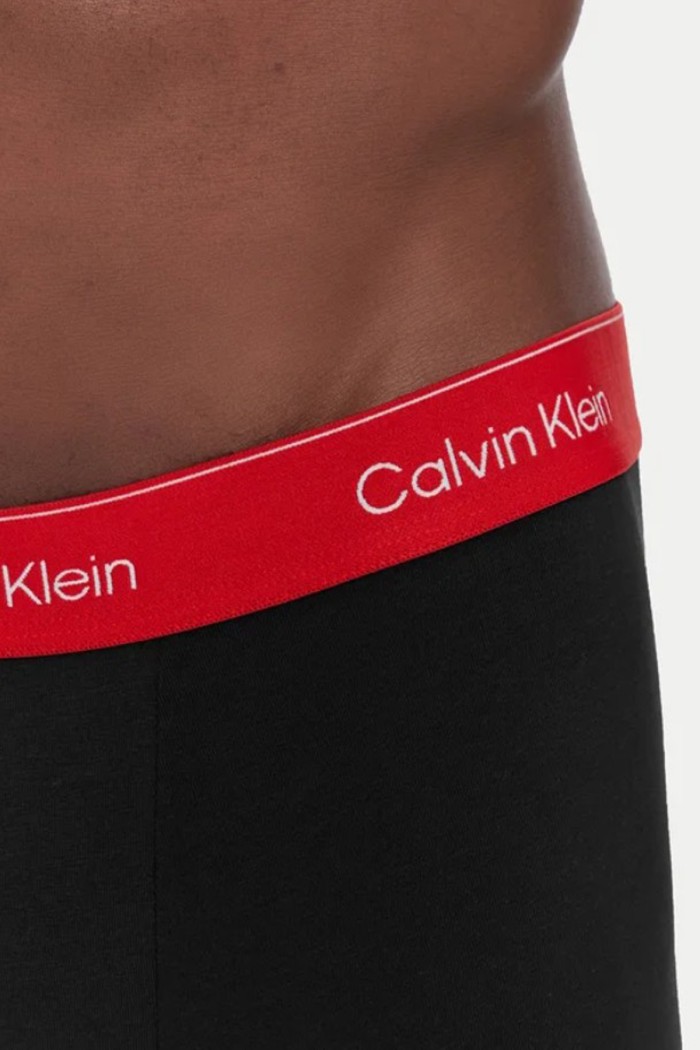 Calvin Klein ανδρικά βαμβακερά boxer 3pack σε μαύρο χρώμα με διαφορετικό χρώμα στο λάστιχο, κανονική γραμμή,95%cotton 5%elastane LV00NB4389-0AZ
