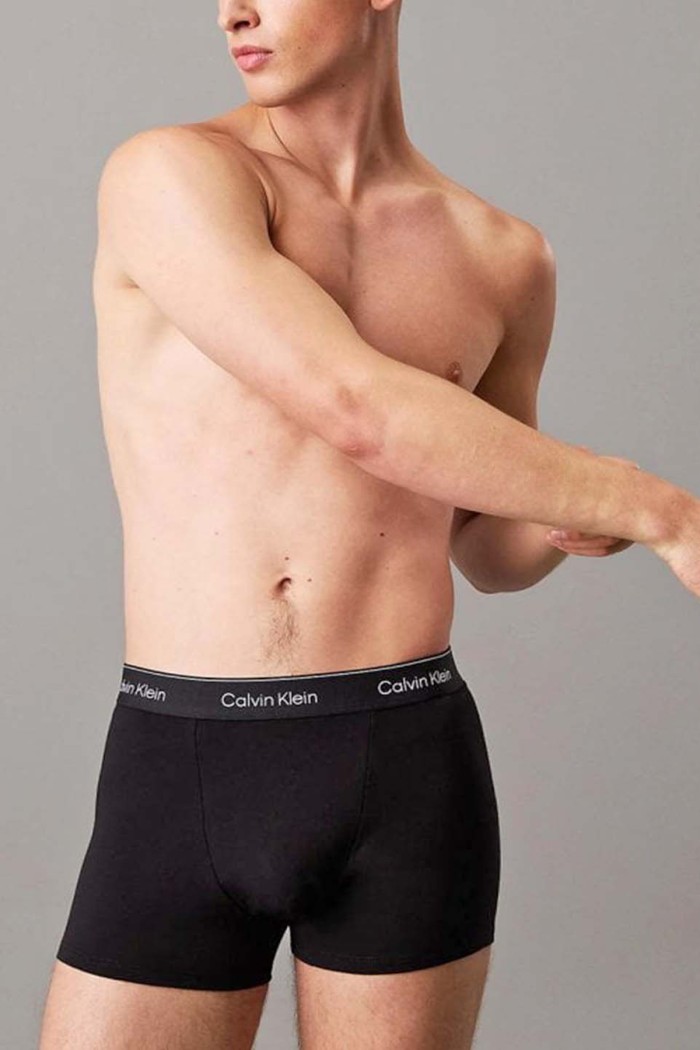 Calvin Klein ανδρικά βαμβακερά boxer 3pack σε μαύρο χρώμα με διαφορετικό χρώμα στο λάστιχο, κανονική γραμμή,95%cotton 5%elastane LV00NB4389-3ZG