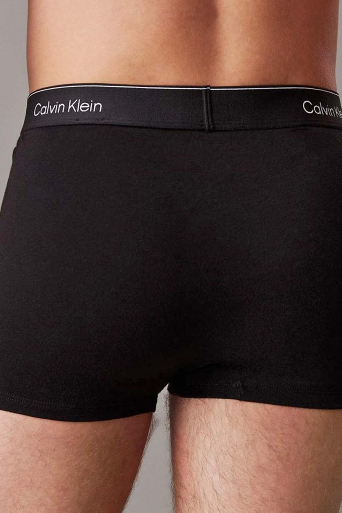 Calvin Klein ανδρικά βαμβακερά boxer 3pack σε μαύρο χρώμα με διαφορετικό χρώμα στο λάστιχο, κανονική γραμμή,95%cotton 5%elastane LV00NB4389-3ZG