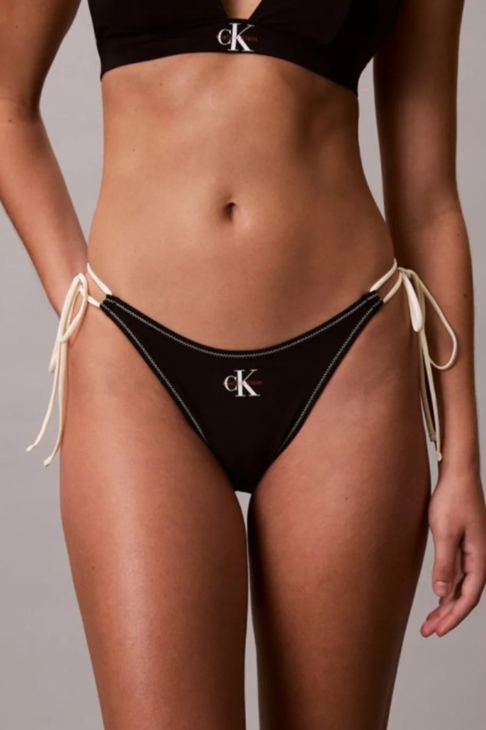 Calvin Klein γυναικείο μαγιό (κάτω μέρος) με κορδόνι στο πλάι, σε μαύρο χρώμα με λευκό κορδόνι. LV00Q61215-UB1