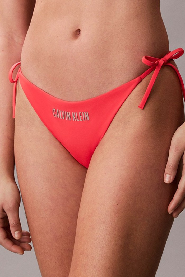 Calvin Klein γυναικείο μαγιό (κάτω μέρος) με κορδόνι στο πλάι, σε κοραλί χρώμα με το λογότυπο της εταιρείας  LV00Q61220-XKP