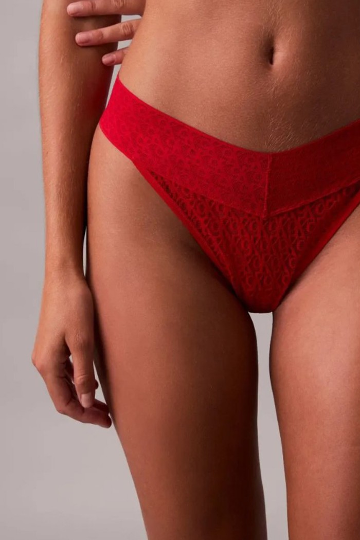 Calvin Klein κυλοτάκι string σε κόκκινο χρώμα με δαντέλα και το λογότυπο της εταιρείας .79%nylon 21%elastane LV00QD5282-VMT