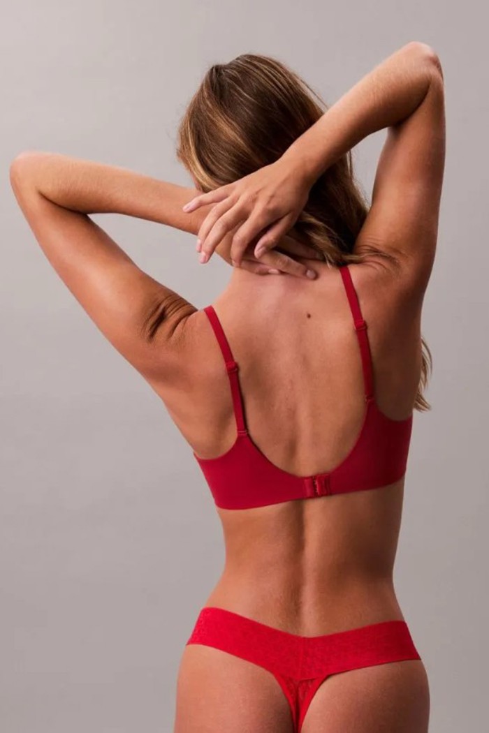 Calvin Klein κυλοτάκι string σε κόκκινο χρώμα με δαντέλα και το λογότυπο της εταιρείας .79%nylon 21%elastane LV00QD5282-VMT