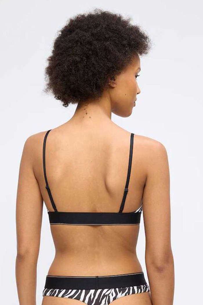 Calvin Klein μπουστάκι χωρίς πρόσθετη ενίσχυση σε ασπρόμαυρο χρώμα με ζεβρέ σχέδιο,μαύρο λάστιχο στο κάτω μέρος.92%polyester,8%elastane LV00QF0014-Y3D