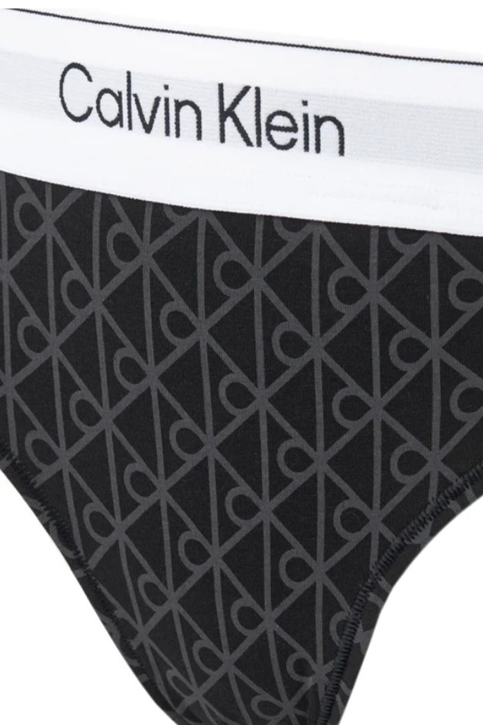 Calvin Klein γυναικείο κυλοτάκι string σε μαύρο-γκρι χρώμα με το λογότυπο της εταιρίας και λευκό λάστιχο LV00QF8518-2RG