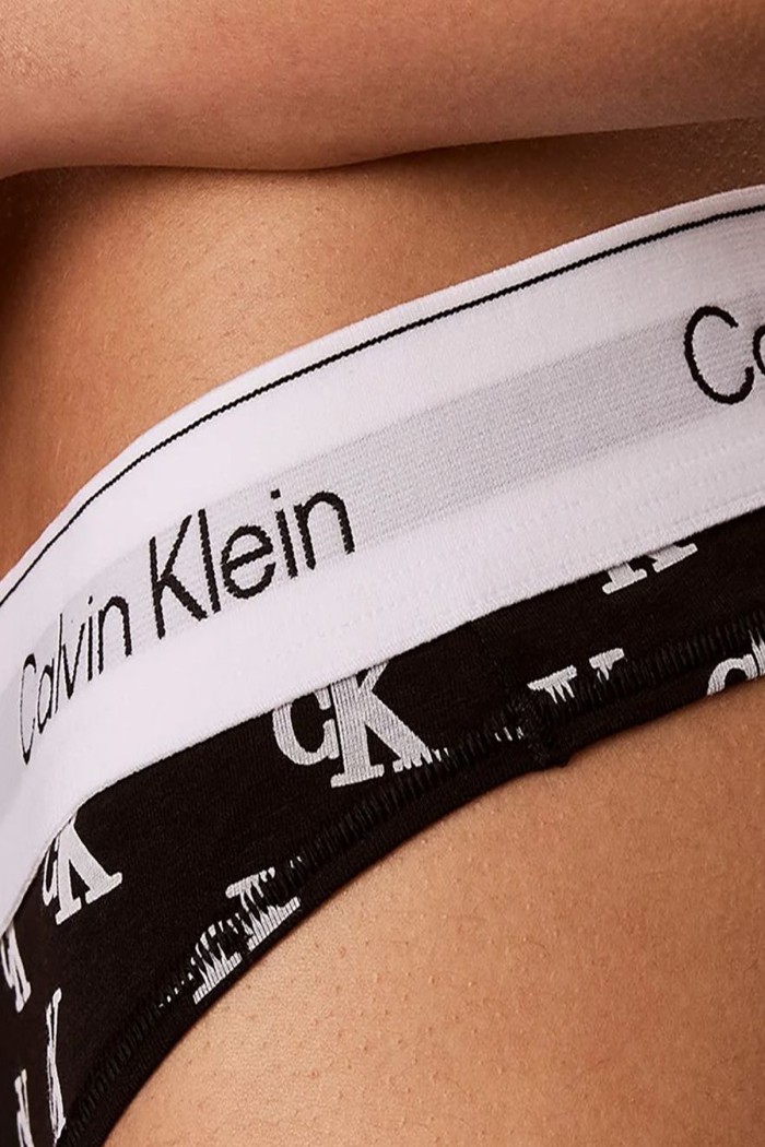 Calvin Klein γυναικείο κυλοτάκι string σε μαύρο-λευκό χρώμα με λευκό λάστιχο LV00QF8518-JGJ
