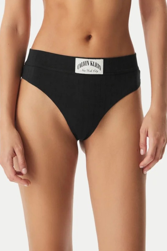 Calvin Klein γυναικείο κυλοτάκι string ψηλόμεσο σε μαύρο χρώμα με μαύρο λάστιχο και το λογότυπο της εταιρίας LV00QF8711-UB1