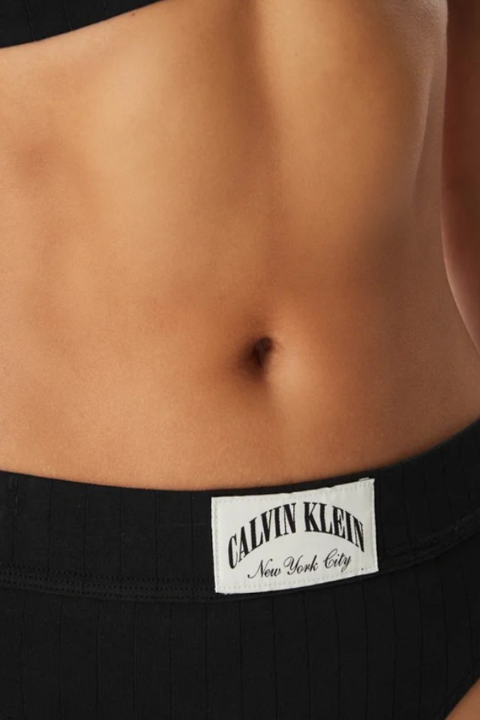 Calvin Klein γυναικείο κυλοτάκι string ψηλόμεσο σε μαύρο χρώμα με μαύρο λάστιχο και το λογότυπο της εταιρίας LV00QF8711-UB1