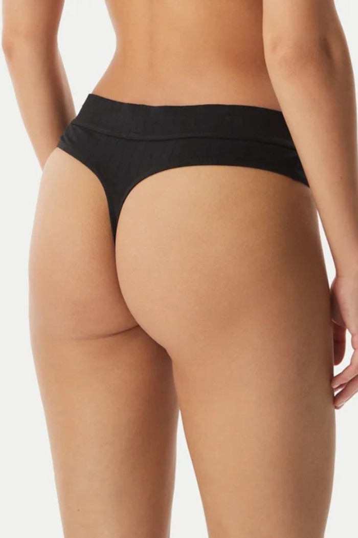 Calvin Klein γυναικείο κυλοτάκι string ψηλόμεσο σε μαύρο χρώμα με μαύρο λάστιχο και το λογότυπο της εταιρίας LV00QF8711-UB1