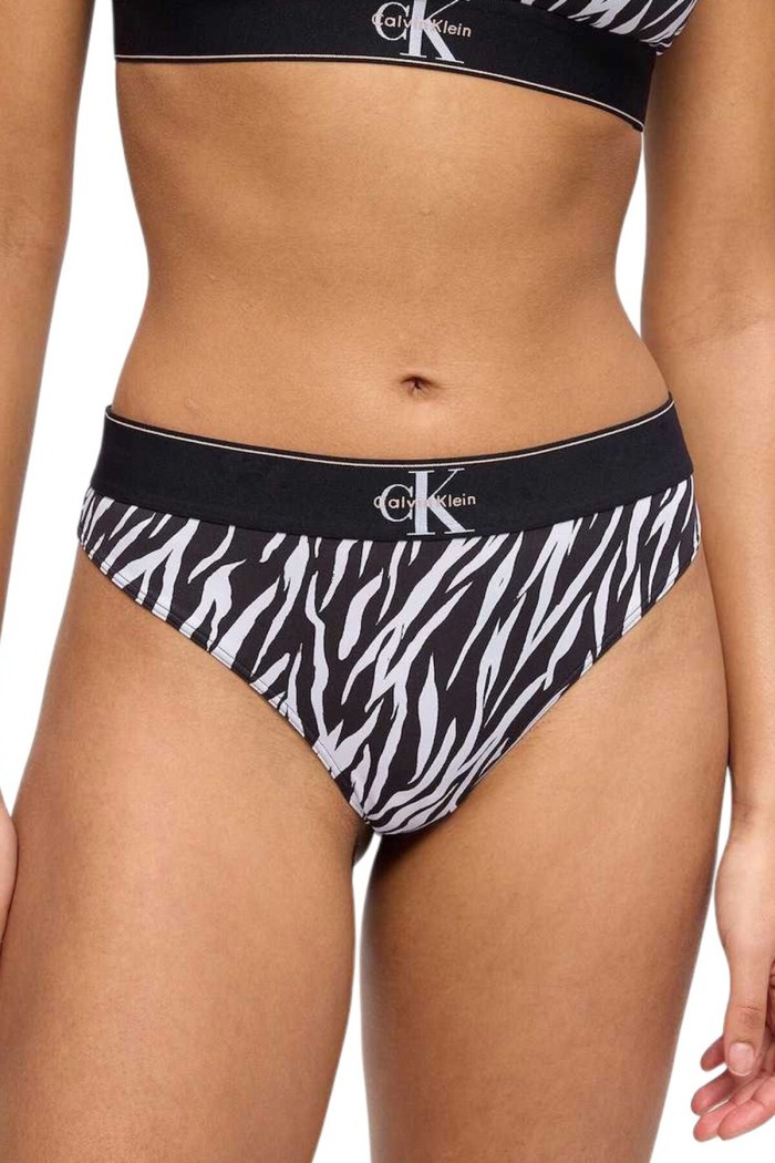 Calvin Klein γυναικείο κυλοτάκι string σε ασπρόμαυρο χρώμα με μαύρο λάστιχο και το λογότυπο της εταιρίας LV00QF8813-Y3D