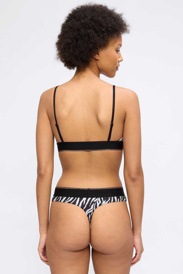 Calvin Klein γυναικείο κυλοτάκι string σε ασπρόμαυρο χρώμα με μαύρο λάστιχο και το λογότυπο της εταιρίας LV00QF8813-Y3D