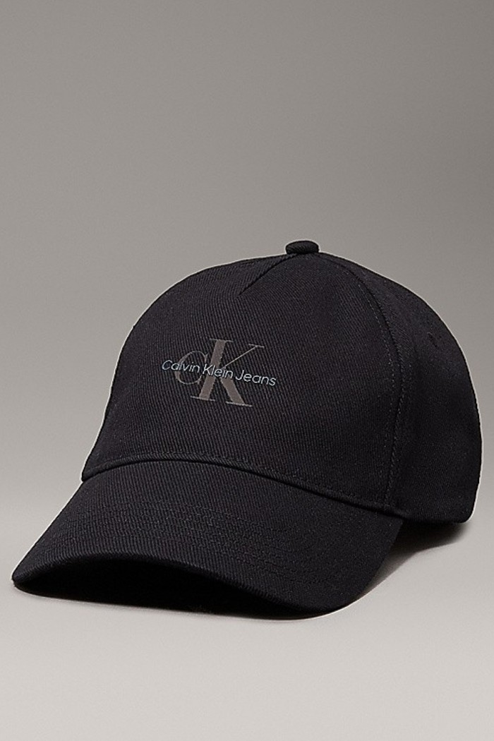 Calvin Klein unisex καπέλο σε μαύρο χρώμα σε το λογότυπο τησ εταιρίας το μπροστά μέρος LV04K5027G-UB1