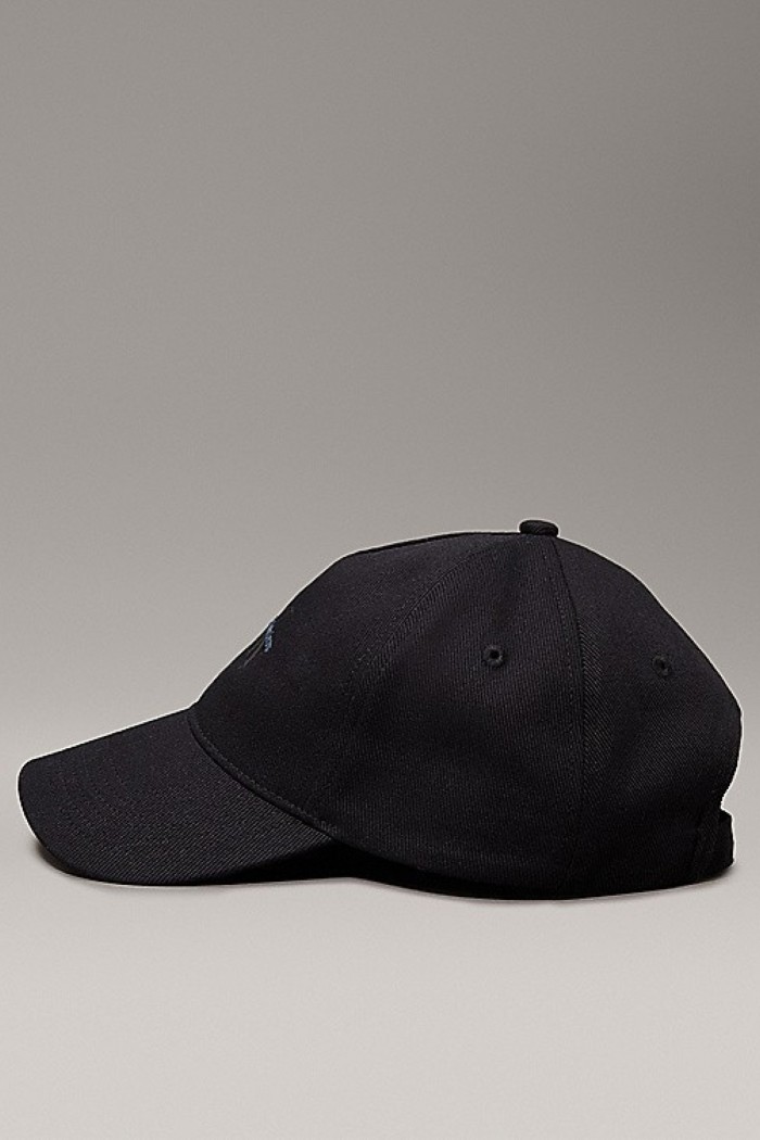 Calvin Klein unisex καπέλο σε μαύρο χρώμα σε το λογότυπο τησ εταιρίας το μπροστά μέρος LV04K5027G-UB1