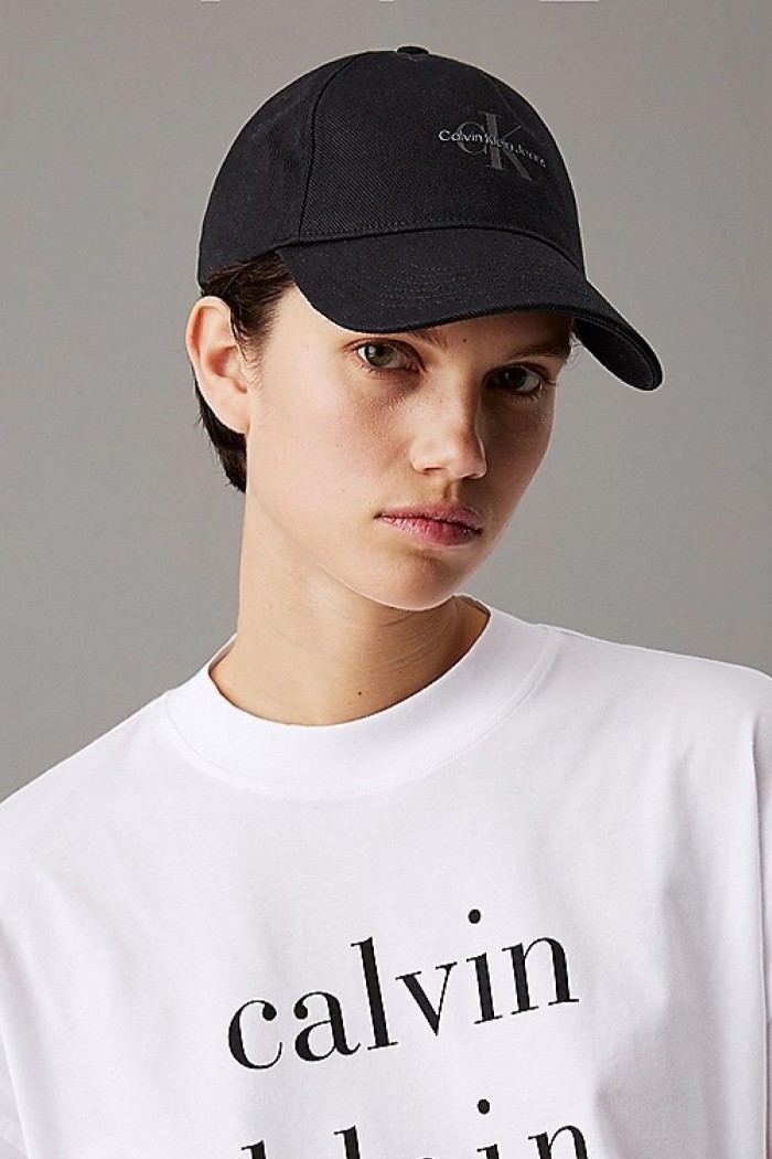 Calvin Klein unisex καπέλο σε μαύρο χρώμα σε το λογότυπο τησ εταιρίας το μπροστά μέρος LV04K5027G-UB1