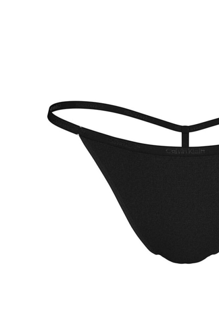 Calvin Klein κυλοτάκι string σε μαύρο χρώμα με μαύρο λεπτό λάστιχο.84%nylon,16%elastane QD5115E UB1