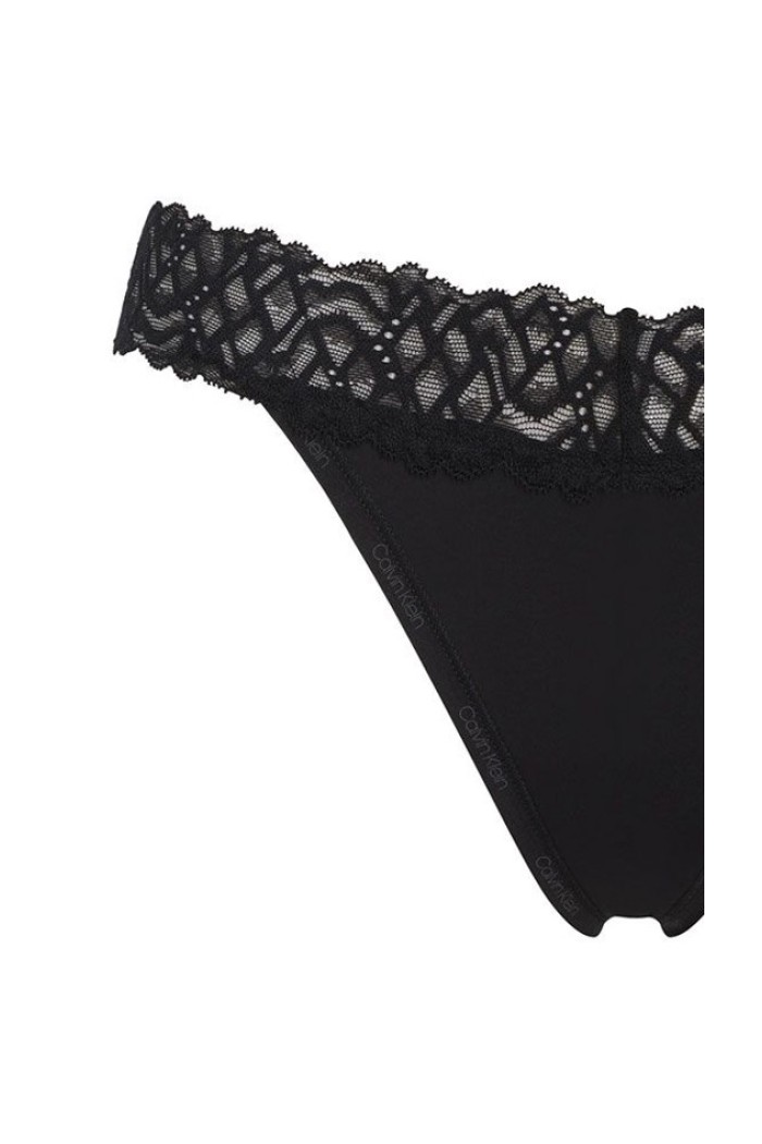 Calvin Klein κυλοτάκι string σε μαύρο χρώμα με δαντέλα στο επάνω μέρος.80%nylon 20%elastane QF7838 UB1