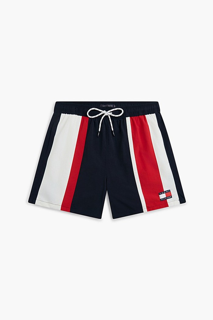 Tommy Hilfiger ανδρικό μαγιό μεσαίου μήκους, σε σκ.μπλε, λευκό και κόκκινο χρώμα, με τσέπες στο πλάι UM0UM03740-DW5