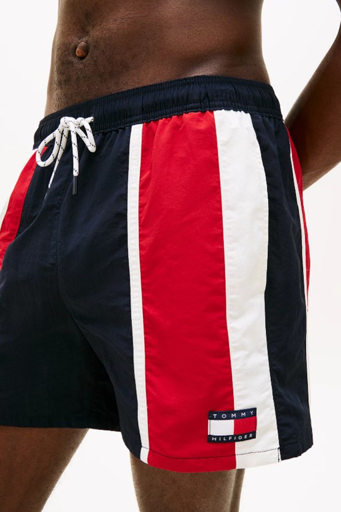 Tommy Hilfiger ανδρικό μαγιό μεσαίου μήκους, σε σκ.μπλε, λευκό και κόκκινο χρώμα, με τσέπες στο πλάι UM0UM03740-DW5