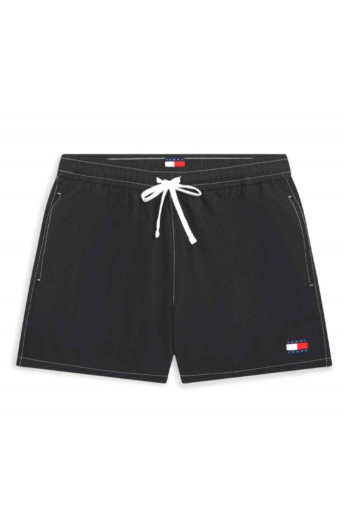 Tommy Hilfiger ανδρικό μαγιό short (κοντού μήκους) σε μαύρο χρώμα με το λογότυπο της εταιρείας , άνετη γραμμή 100%polyester UM0UM03852-BDS