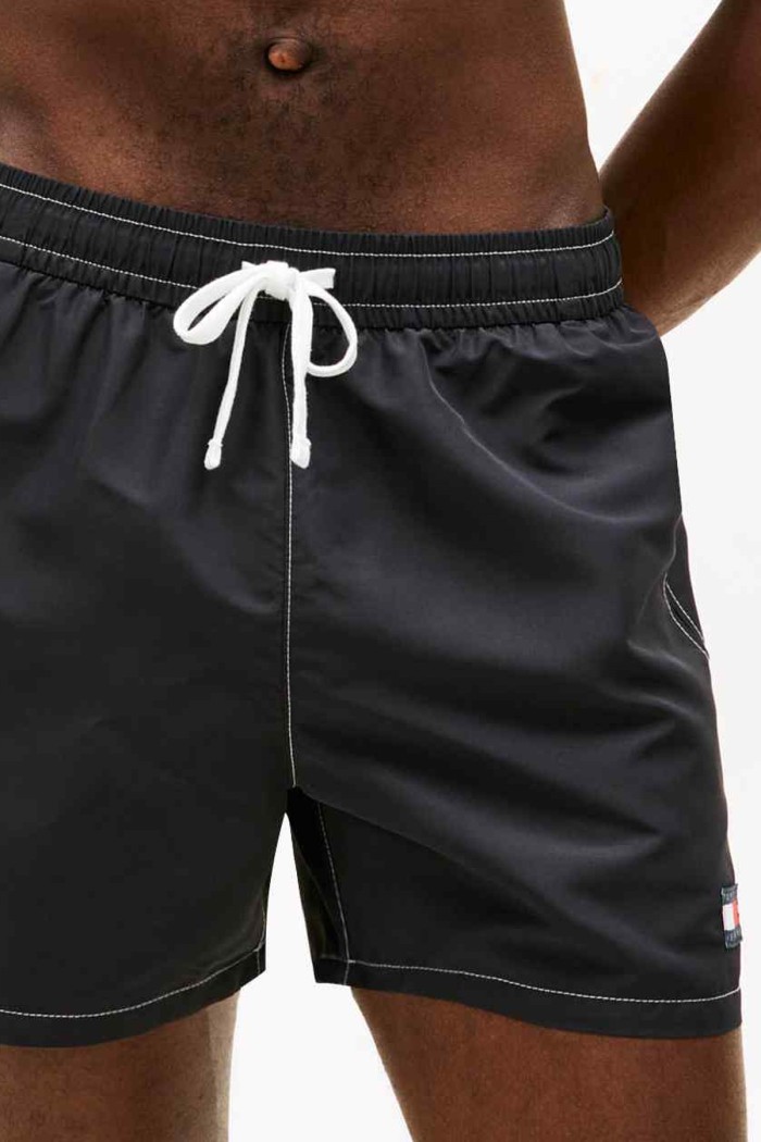 Tommy Hilfiger ανδρικό μαγιό short (κοντού μήκους) σε μαύρο χρώμα με το λογότυπο της εταιρείας , άνετη γραμμή 100%polyester UM0UM03852-BDS