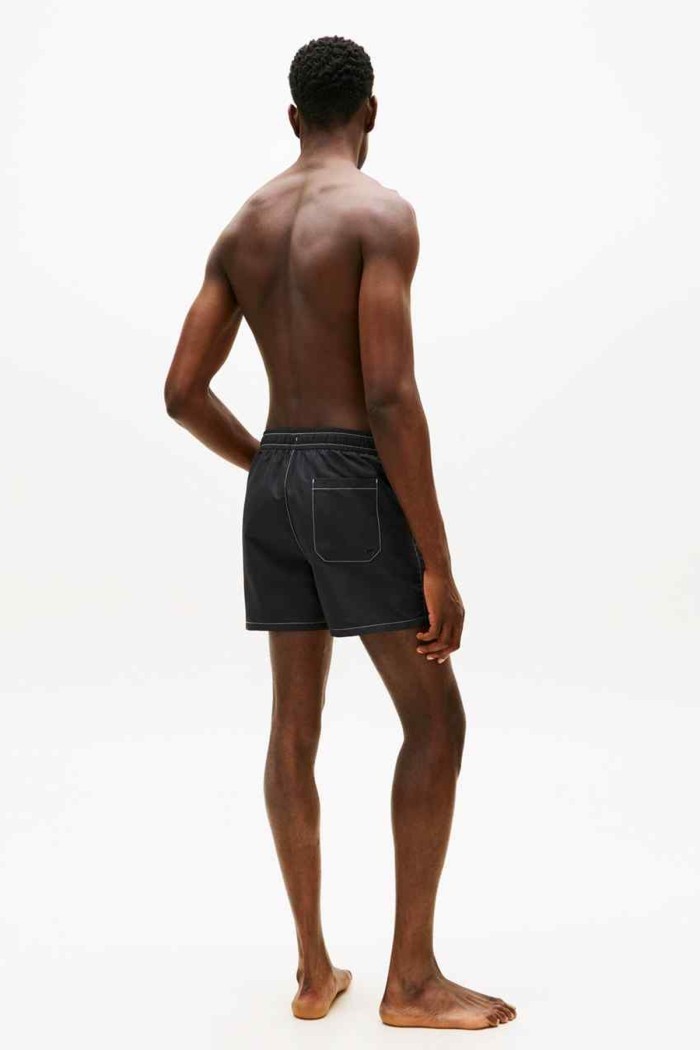 Tommy Hilfiger ανδρικό μαγιό short (κοντού μήκους) σε μαύρο χρώμα με το λογότυπο της εταιρείας , άνετη γραμμή 100%polyester UM0UM03852-BDS